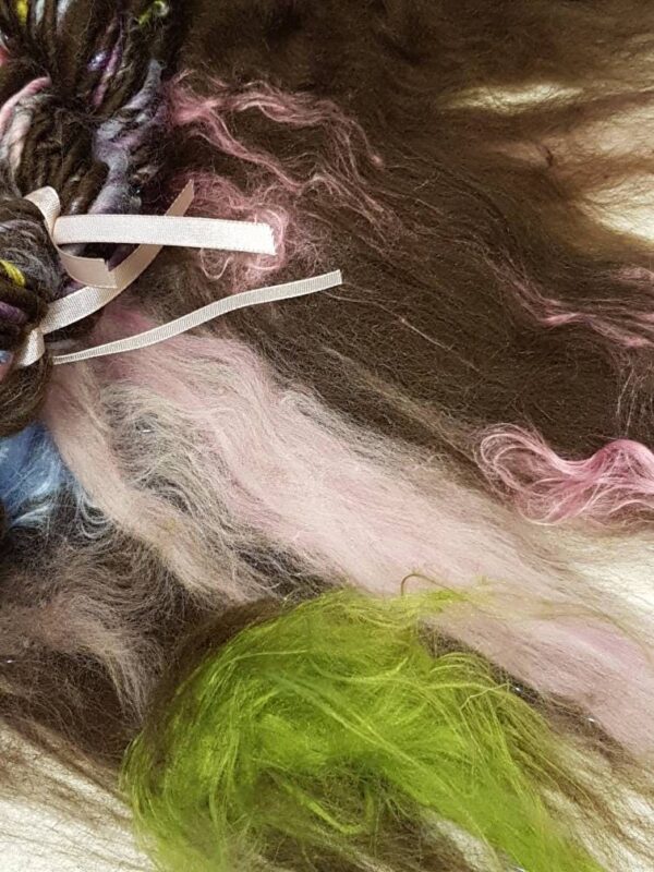 Narnia Art Batt / Handcarded / 12 Flowers In The Wood / Chocolate / Pink / Blue / Dark Brown / 50g / Wabisabi / Felting fibre / Spinning